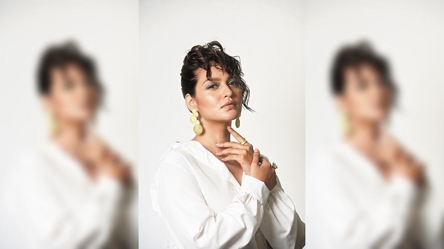 For this casual white shirt look from Sasya, Prasenjit kept the make-up subtle and simple. Using sky blue, Prasenjit highlighted both corners of the eyes instead of applying shadow on the entire upper eyelid. Fresh, dewy face in natural tones, nude lips and wet hair with curly fringes complete the look. “I did not want the make-up to be cakey. Priyanka’s good skin helped to keep it natural. The eyeshadow is minimally used to just create the effect without making it prominent. The curly, braid-textured fringe look, with the hair pulled up at the back makes it monsoon perfect and complements the white shirt too,” said Prasenjit.
