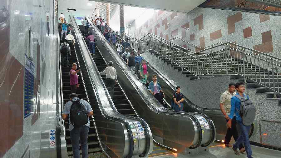 Crime - Metro suicide at Kalighat station disrupts service for 35 minutes -  Telegraph India