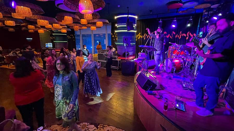 The night saw a healthy mix of Bengali and English numbers. ‘Shundori Komola’ and ‘Raanjhanaa’ brought the house down — drawing revellers to the dance floor