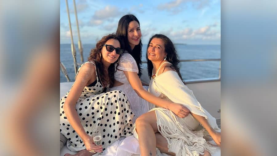 The team let their hair down in a luxury resort of Soneva. From chilling on a yacht to walking barefoot on the beach, Katrina’s special day was spent in the lap of nature.