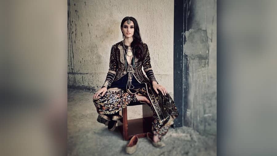 Tripti’s perfect features make her a photographer’s delight. Here, the actress dazzles in a boho JJ Valaya number. We love the ‘jutti’, ‘maangtika’ and neckpiece accentuating the heavily embroidered two-piece.