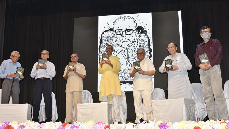 A book titled ‘Eksho Tarar Galpo’ was launched at the Indian Council for Cultural Relations, Kolkata, on Tuesday. Nobel laureate economist Abhijit Banerjee and historian Sugata Bose were present at the event. The book chronicles the lives and accomplishments of 100 Bengali doctors from the 19th century to the 20th century.