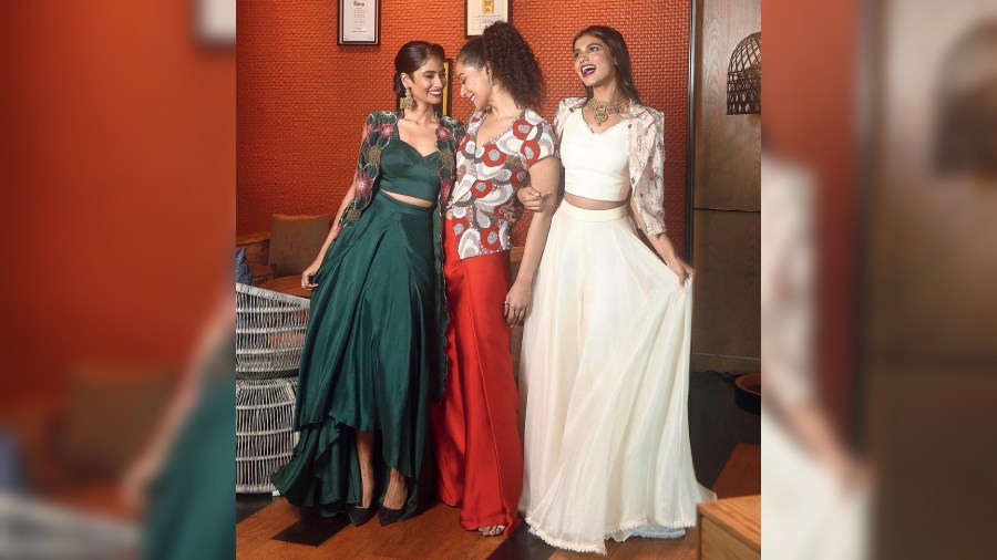 (L-R) Priyanka Das, Ushoshi Sengupta and Ankita Singh are all giggles, dressed in Nehha Nhata’s rich hues. “Most of my garments are inspired from nature and my travels. I am excited and grateful to Ushoshi for the opportunity,” says Kolkata girl Nehha.