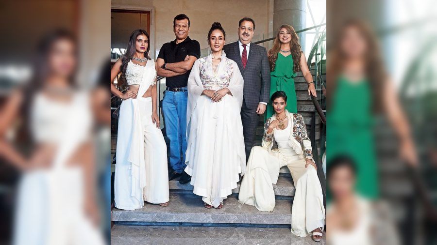(L-R) Ankita Singh, Abhishek Kajaria of Avama Jewellers, Ushoshi Sengupta, Sumeet Suri, general manager, JW Marriott Kolkata, Nehha Nhata and Priyanka Das at the preview photocall at JW Marriott Kolkata. Avama Jewellers and JW Marriott Kolkata are the collaborators with Playfest this year. “I am excited to have the ‘Play’ Season 3 back again at the JW Marriott Kolkata. The city is back on its feet and Gold is a perfect venue for the evening,” says Sumeet Suri. Ankita, Ushoshi and Priyanka are in Nehha Nhata outfits.