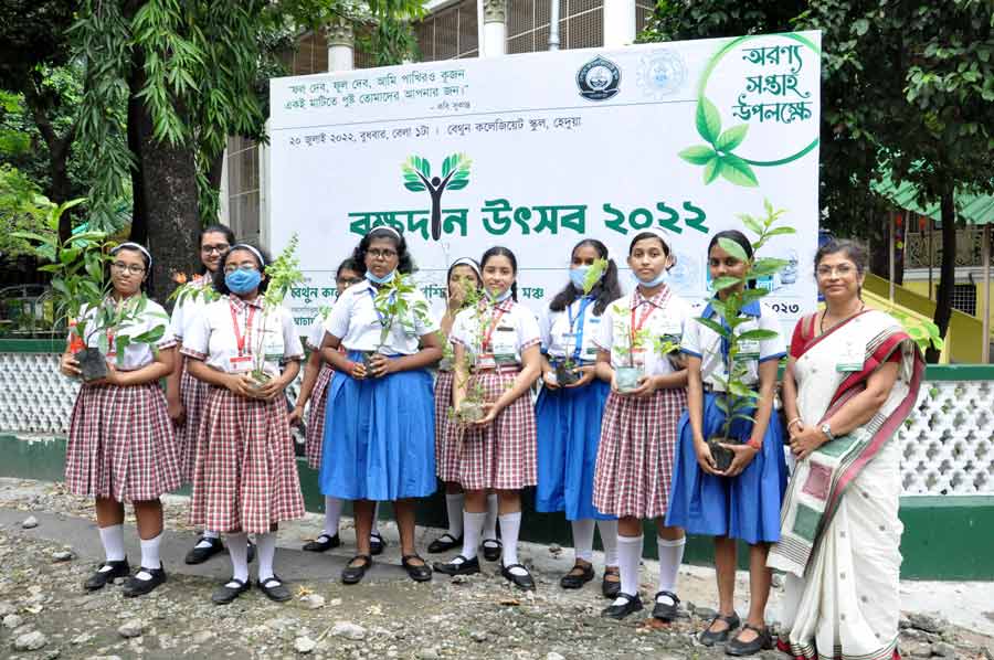 Students of Bethune Collegiate School at a sapling-distribution programme at Hedua Park in north Kolkata on Wednesday. The programme was organised by Bethune Collegiate School and Paschim Banga Vigyan Mancha, in association with Acharya Satyendranath Basu Smarak Bijnan O Prajukti Mela. 