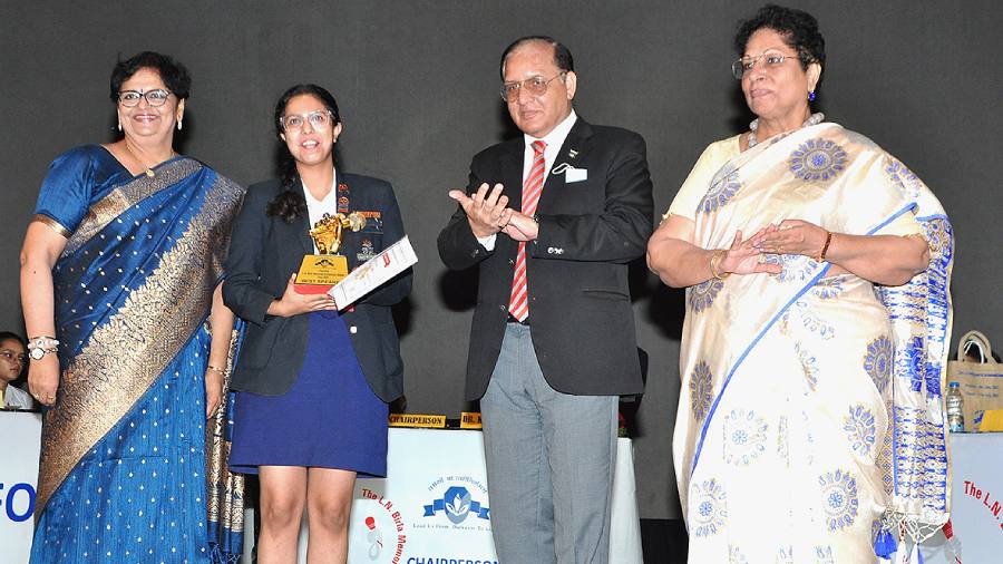 Birla High School principal Loveleen Saigal, best speaker Noyonika Ghose, secretary-general of Vidya Mandir Society major general VN Chaturvedi (retd) and Birla High schools director Mukta Nain at the debate event