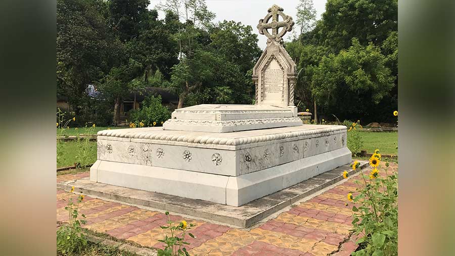 Here lies Lady Charlotte Canning, quietly by the flowing Hooghly