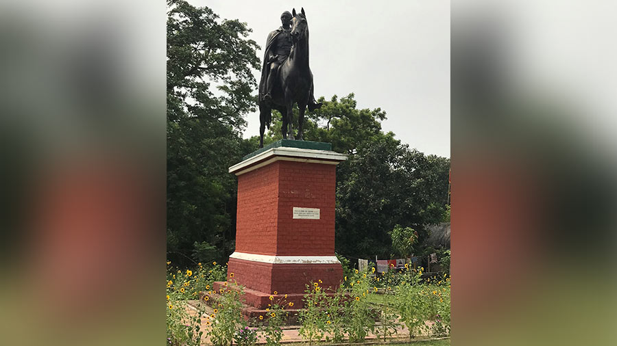 Lord Canning keeps watch over his wife’s grave in Barrackpore