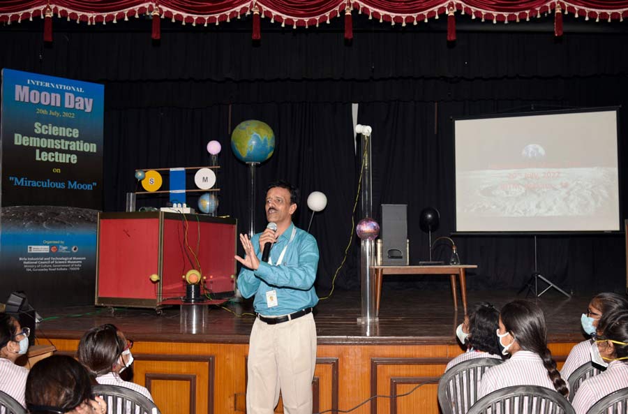 Birla Industrial & Technological Museum, Kolkata, a unit of the National Council of Science Museums (NCSM), observed the first International Moon Day on Wednesday. It held a science demonstration lecture, quiz contest and film show with schoolchildren to celebrate the occasion. 