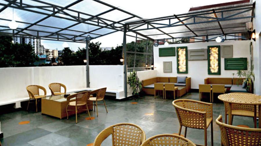 The third level has an open-air huff-and-puff zone that is ideal to sit out and chill when the weather gods are generous. Simple cane furniture and ambient lighting deck up the space that also has the quintessential window installations as decor pieces.