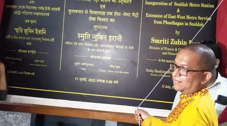 Roy at the unveiling of a plaque at the inauguration on July 11.