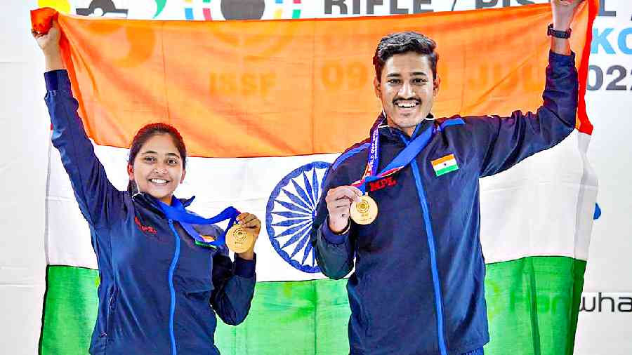 Mehuli Ghosh (left) and Shahu Tushar Mane after winning the gold medal in the 10m air rifle mixed team event in Changwon, South Korea, earlier this month. 