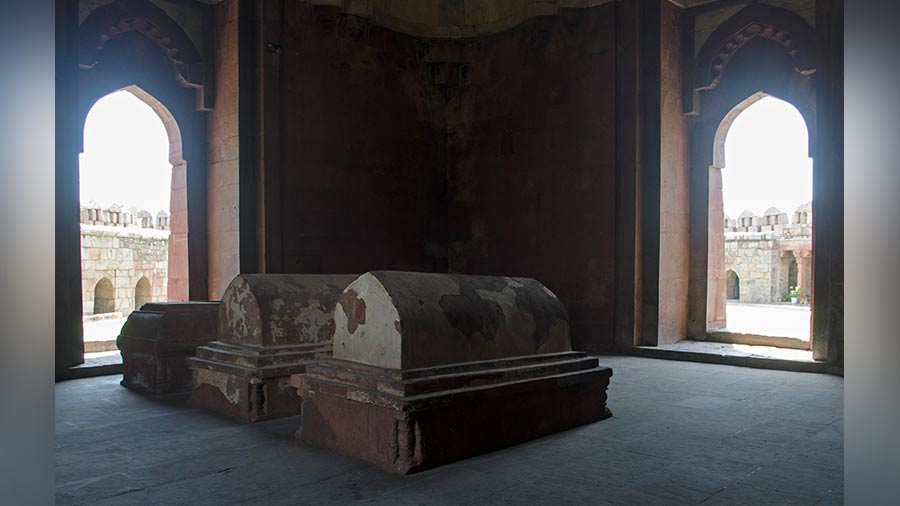 Inside the tomb, graves of Ghiyasuddin Tughlaq, his wife and son Muhammad bin Tughlaq