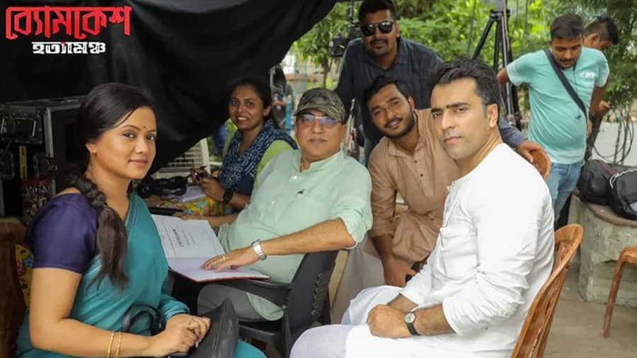 Arindam Sil (in the middle) on the sets of Byomkesh Hatyamancha.