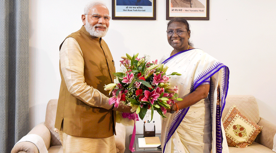 Prime Minister Narendra Modi congratulates Droupadi Murmu after her victory on Thursday.