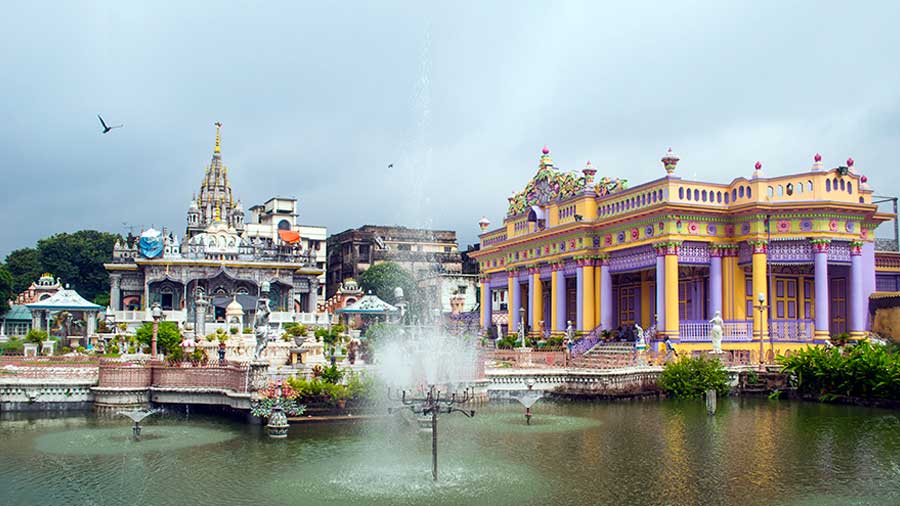 The main temple complex has the Sitalnath shrine and a large waterbody with fountains
