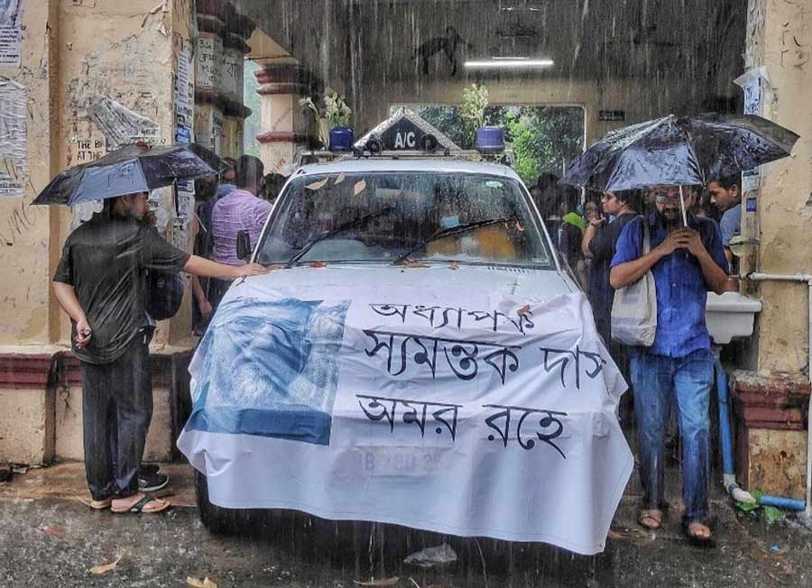 Hundreds joined the last journey of Prof Samantak Das from the Jadavpur University (JU) campus on July 21 afternoon. Jadavpur University pro-vice-chancellor and professor of Comparative Literature was a friend, philosopher and guide to many.
