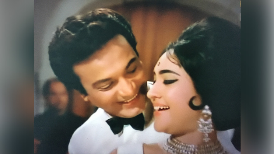 Uttam Kumar and Vyjayanthimala in 'Chhoti Si Mulaqat'
