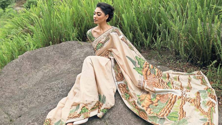 The jungle is not just about the animals but it’s scenic beauty too. This handwoven tussore, without any dye, features the scenic natural scenes in the jungle — the waterfalls, trees, hills....