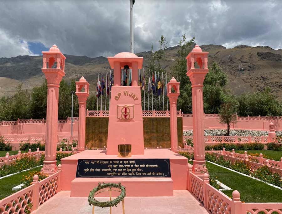 The cenotaph, carved out of pink sandstone, is the central feature of the memorial. It houses the Amar Jawan Jyoti or the ‘eternal flame’ for soldiers, and carries an extract from the poem ‘Pushp ki Abhilasha’ by Makhanlal Chaturvedi