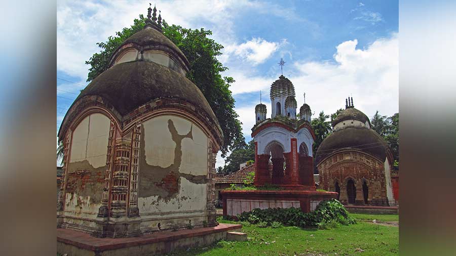 Two of the five 18th-century aatchala-style temples with the 'Dolmancha' in between