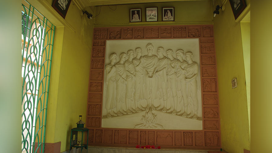 Statue of all the nine disciples including Swami Vivekananda at the 'dhuni mandap' at Ramakrishna Math, Antpur