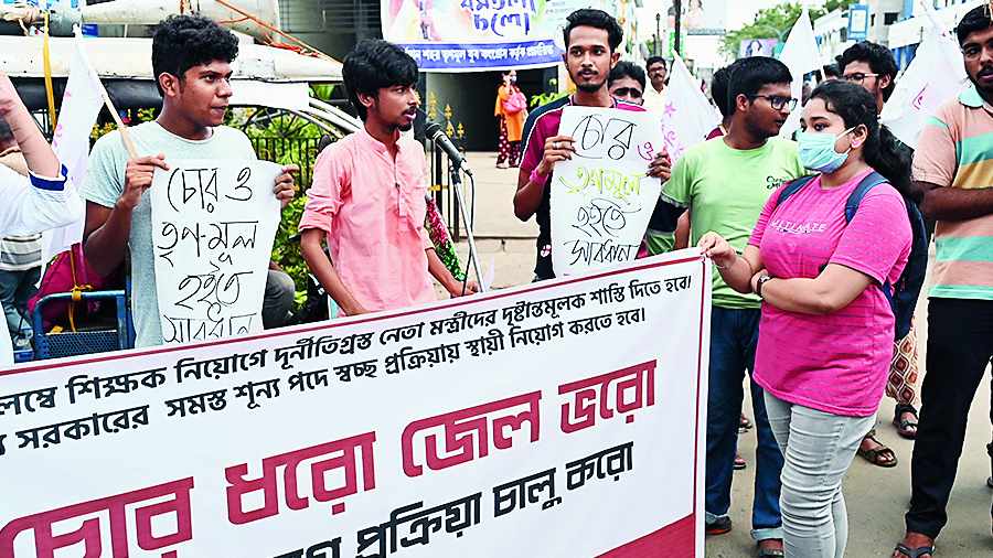 Left activists stage a demonstration in Burdwan on Monday, demanding punishment for ‘corrupt’ Trinamul leaders.