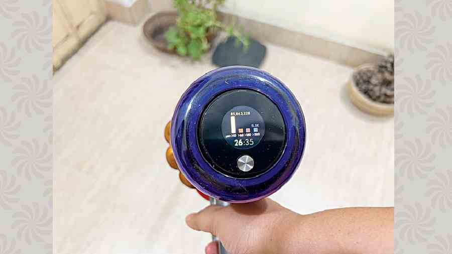 A piezo sensor counts and measures the size of dust particles