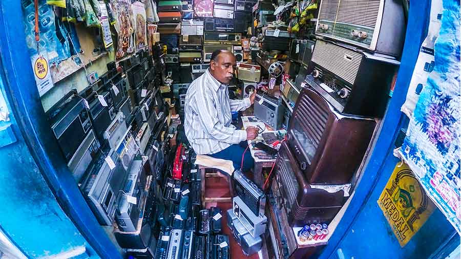 Karmakar’s shop and his profession has led him to meet several notable personalities, many of whom have left a mark