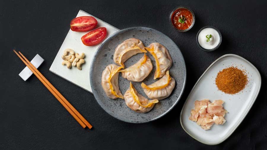Hyderabad-based quick-service eatery chain Zomoz just unveiled its first Kolkata outlet at Acropolis Mall. The brand is famed for its saucy momos and butter chicken momos
