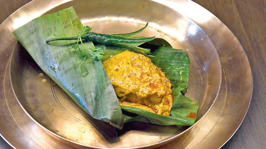 Aam Ancharer Ilish Bhapa: Well presented in a banana leaf, this item has steamed hilsa marinated with home-made mango pickle and mustard paste. It is served with steamed rice. Rs 779-plus