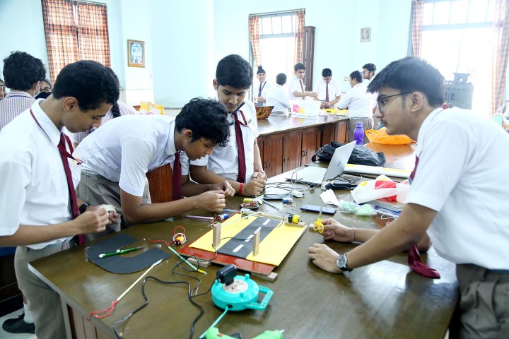 Students with their experiments at the Science event of the Bosco Fest 2022