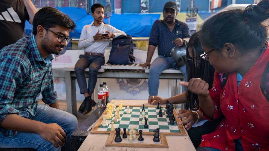 Sagnik Sadhu (left), Shweta Roy and Anjani Xalxo (in red) laughed their way to an incomplete game that produced plenty of oohs and aahs but no winner