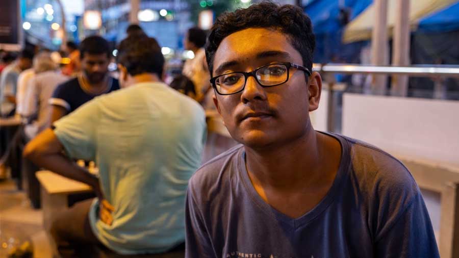 Chess Club  Meet some of the regular chess players and members of the  Gariahat Chess Club, under Kolkata's Gariahat flyover - Telegraph India