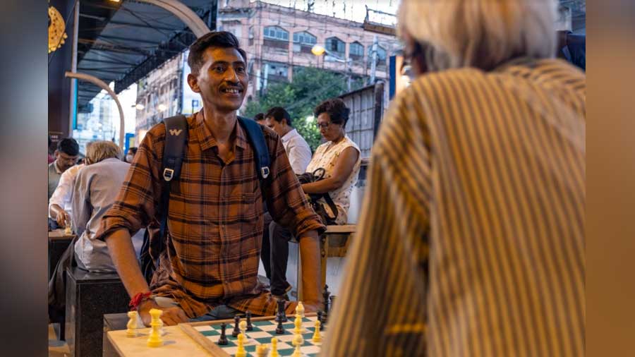 Chess Club  Meet some of the regular chess players and members of the  Gariahat Chess Club, under Kolkata's Gariahat flyover - Telegraph India