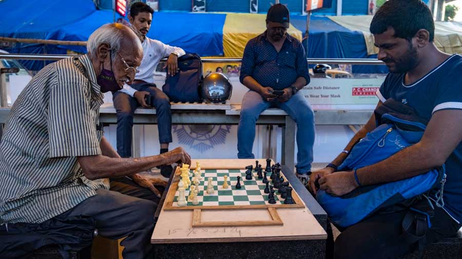 Chess Club  Meet some of the regular chess players and members of the  Gariahat Chess Club, under Kolkata's Gariahat flyover - Telegraph India