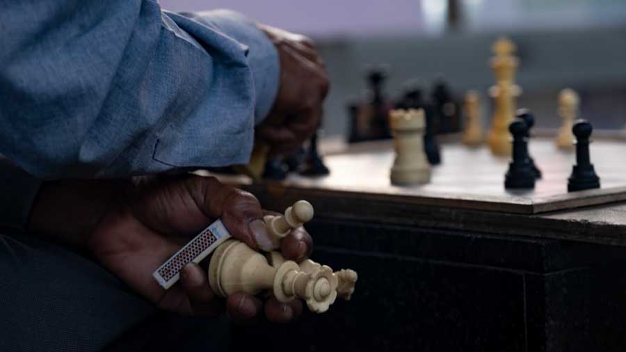 Chess Club  Meet some of the regular chess players and members of the  Gariahat Chess Club, under Kolkata's Gariahat flyover - Telegraph India