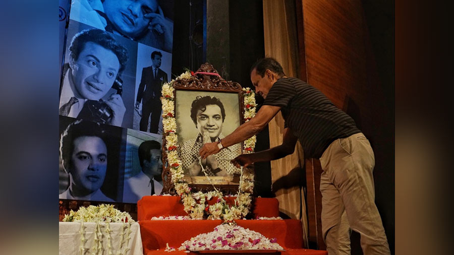 Former cricketer Sambaran Banerjee lays a wreath at Uttam Kumar’s portrait.