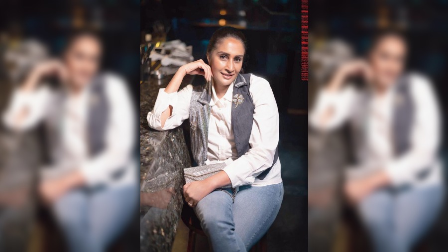 If you like keeping your fashion choices low-key yet stand out, take a cue from Mita Jatia who rocked a waistcoat with bead deatiling paired with white shirt, jeans and a shimmery bag.