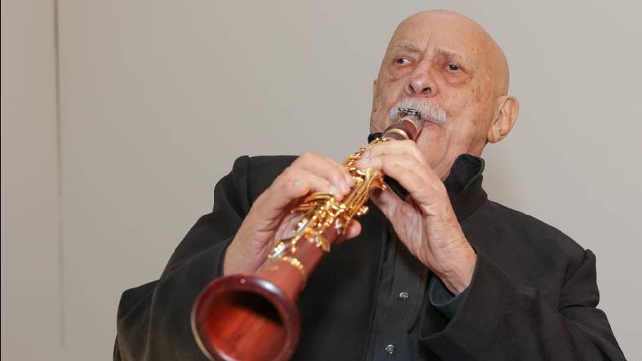 Giora Feidman plays the clarinet he gifted to the Jewish Museum Berlin