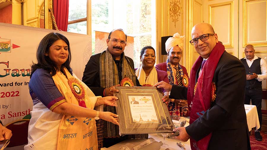 Manoj honoured with the Bharat Gaurav award at the French Senate in Paris