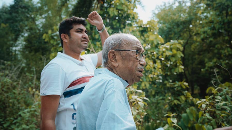 Shatarup Ghosh with Tarun Majumdar during the shooting of the film in Jhargram