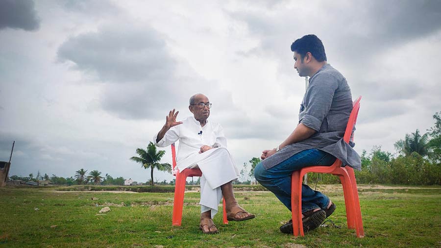 A moment of discussion in between shooting in Raidighi