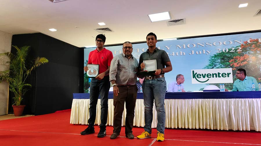 Suveer Kapoor and Rudraksha Banerjee receive their award from Gaurav Ghosh