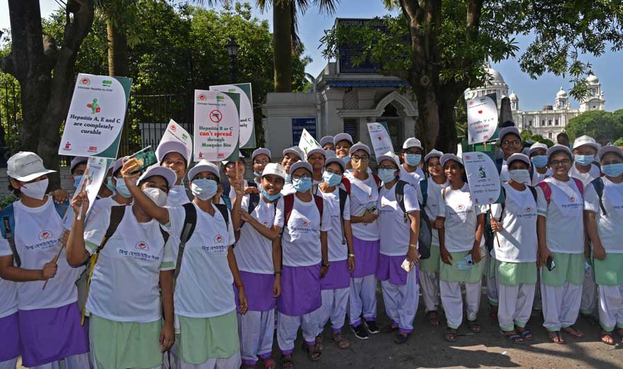 Students at a rally in front of Victoria Memorial to create awareness about viral hepatitis on Thursday. World Hepatitis Day is observed every year on July 28.