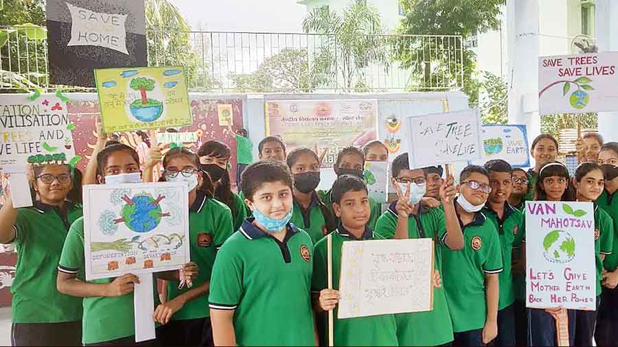 Students of Kendriya Vidyalaya 1 ready to hit the streets with pro-greenery posters and placards
