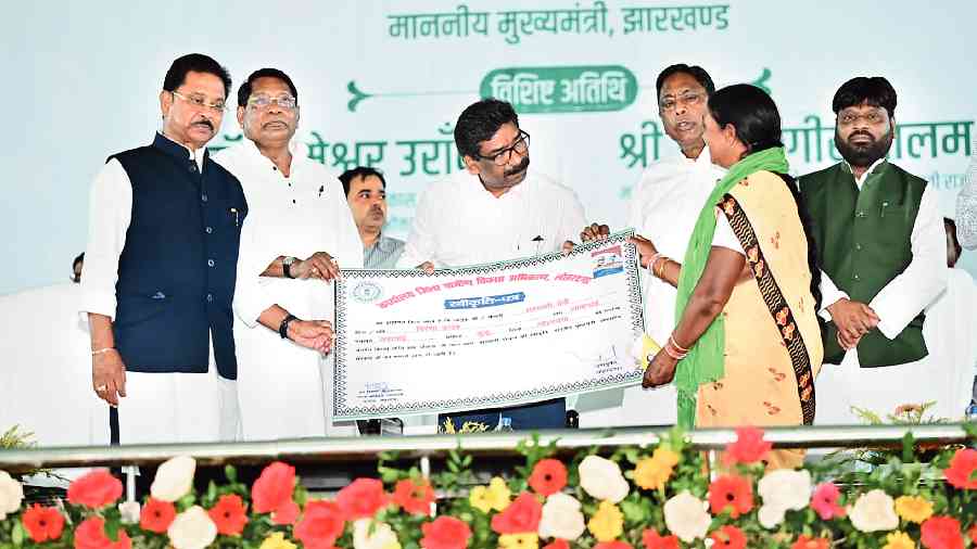  Hemant Soren (centre) hands over a sanction letter to a beneficiary of Harit Gram Yojana for planting  fruit-bearing and flowering plants at Lohardaga on Wednesday. 