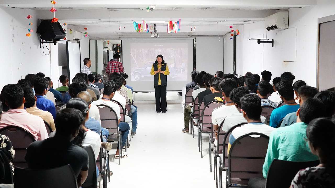 Rathika Ramasamy conducting her workshop