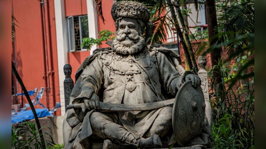 The maharaja statue at Dalhousie Square: A harbinger of royal dignity