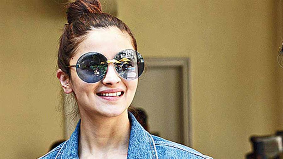 Alia Bhatt denies requesting Kangana Ranaut to lambast 'Darlings' so that it can trend faster 